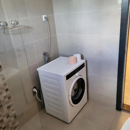 Leonardo Apartment *